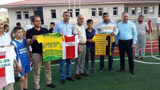 Bursa Muş İlder’den Hasköylü Sporculara Malzeme Desteği