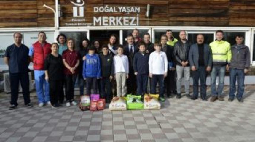 Doğal Yaşam Merkezine Mama Bağışı Yapan &Ccedil;ocuklardan &Ouml;rnek Davranış