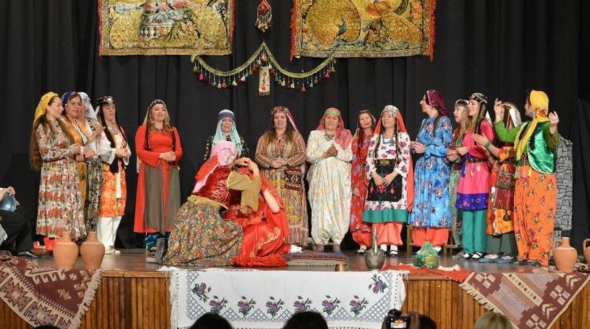 Anneler Tiyatro Sahnesinde Alkış Topladı