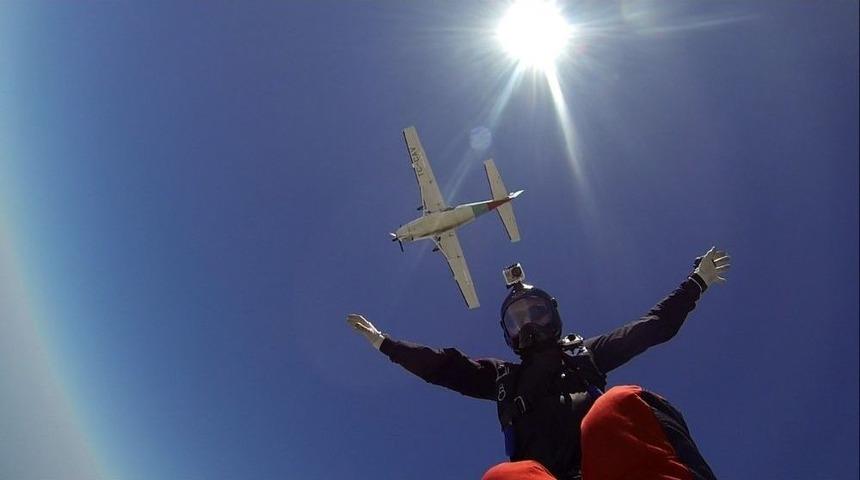 Sahneye Paraş&uuml;t İle İnecek