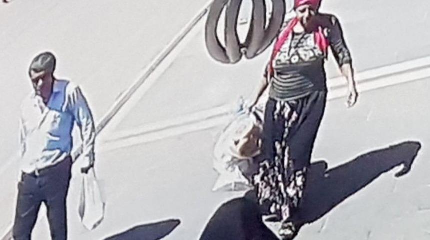 Karakolun Karşısındaki D&uuml;kkandan Bisiklet &Ccedil;alan Karı Koca Kameralara Yakalandı