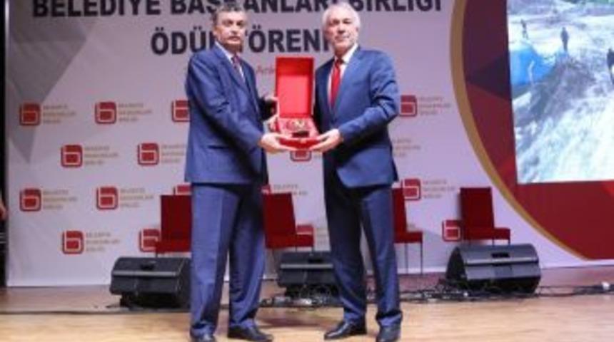 Başkan Kamil Sara&ccedil;oğlu&rsquo;na &Ouml;d&uuml;l