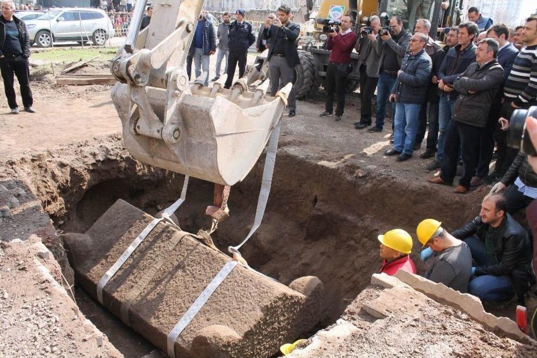 Kayseri&rsquo;deki Lahit A&ccedil;ıldı: Aile Mezarı &Ccedil;ıktı