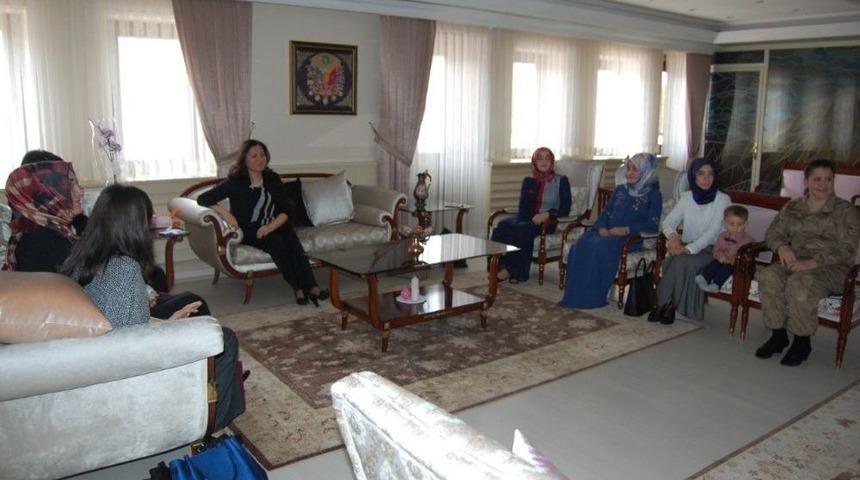 &Uuml;nl&uuml;, Asker Ve Polis Eşlerini Ağırladı