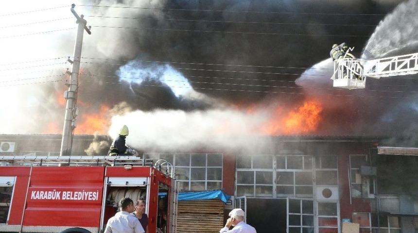 Mobilya At&ouml;lyesinde &Ccedil;ıkan Yangın S&ouml;nd&uuml;r&uuml;lmeye &Ccedil;alışılıyor