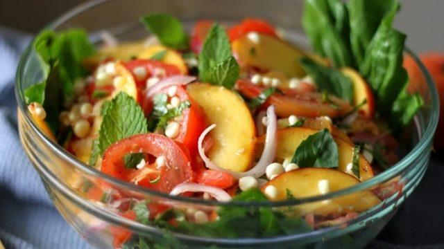 Şeftali ve Domatesli Yaz Salatası