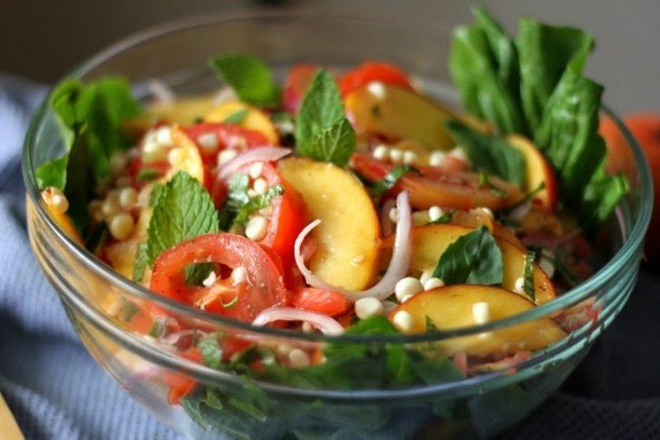 Şeftali ve Domatesli Yaz Salatası