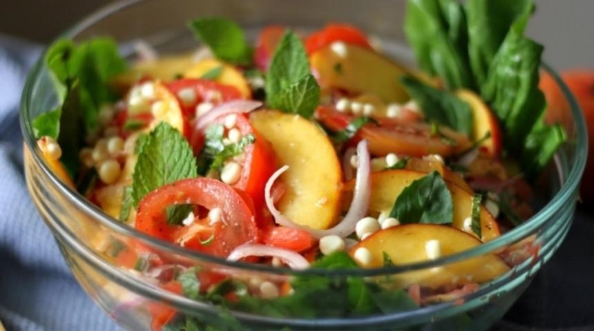 Şeftali ve Domatesli Yaz Salatası