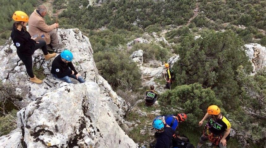 Mahsur Kaldığı Kayalıklarda Doğum Yaptı