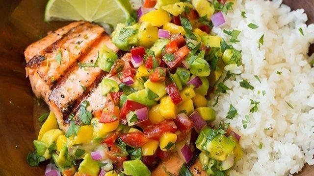 Hindistan Cevizli Pilav ve Avokado-Mango Salsa Soslu Izgara Somon