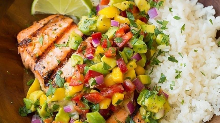 Hindistan Cevizli Pilav ve Avokado-Mango Salsa Soslu Izgara Somon