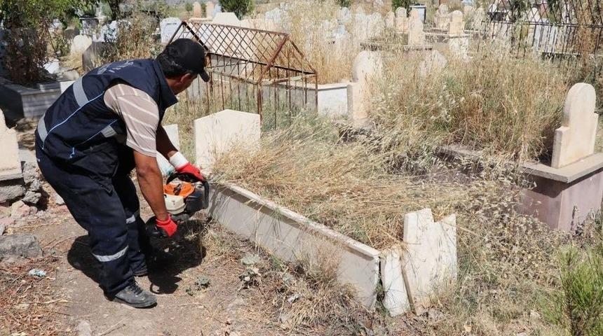 Siirt’te Mezarlıklar Bayrama Hazır
