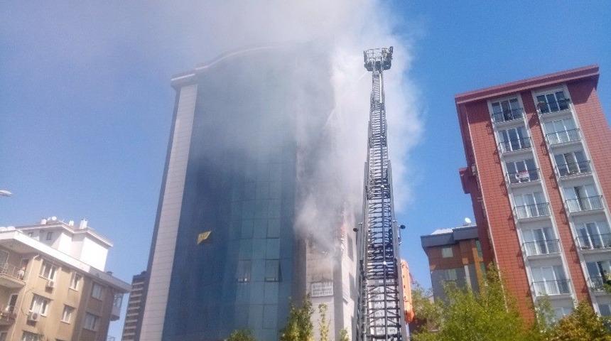Ataşehir&rsquo;de 9 Katlı İş Merkezinde Yangın