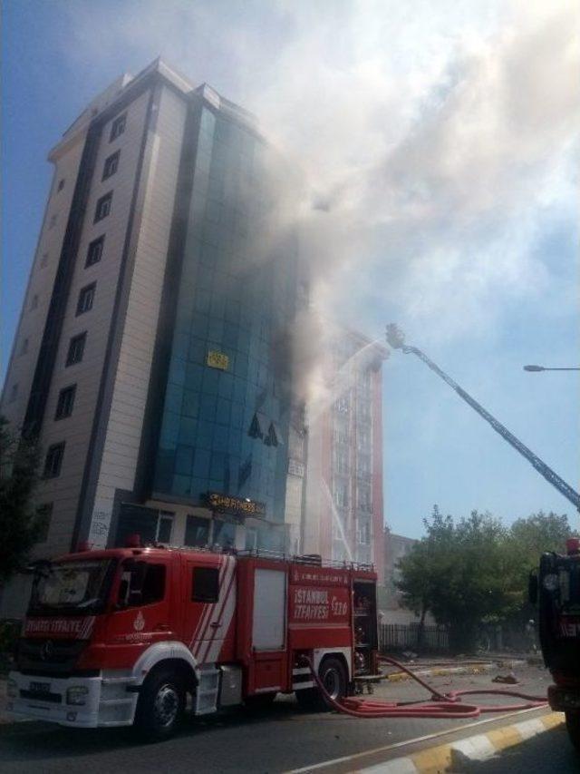 Ataşehir’de 9 Katlı İş Merkezinde Yangın