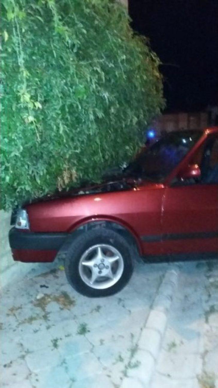 Evin Duvarına Çarpan Sürücü Aracını Bırakıp Kaçtı G4