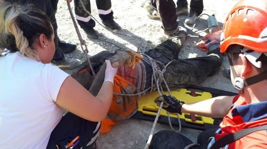 30 Metrelik Çukura Düşen İnşaat İşçisini İtfaiye Kurtardı