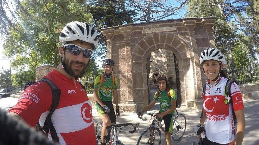 Hem Spor Yapıyor Hem De Geziyorlar