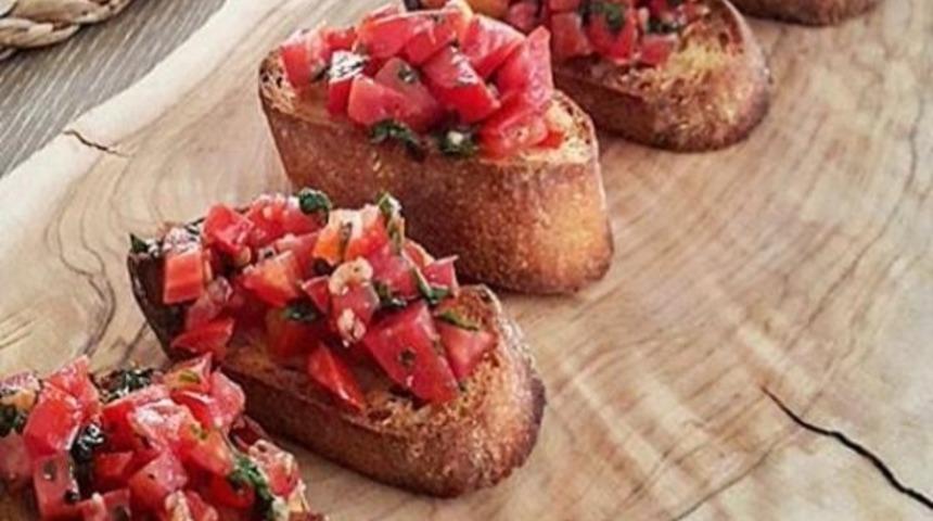 Domatesli Bruschetta