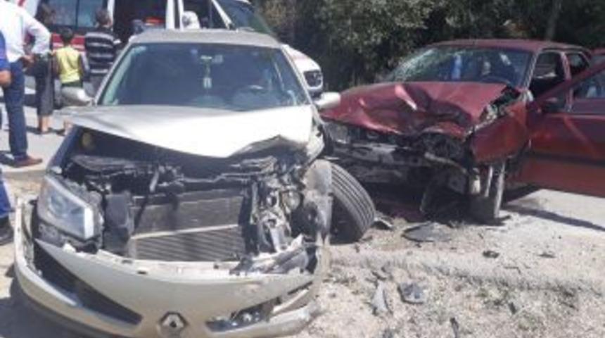 Burdur’da 2 Otomobil Kafa Kafaya Çarpıştı: 8 Yaralı