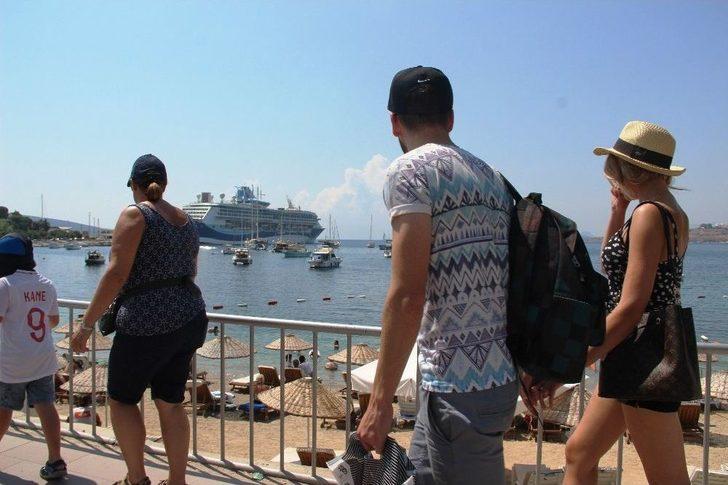 Bodrum’a İki Gemi Dolusu Turist Geldi G1