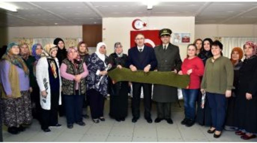 Kadın Kursiyerlerden Mehmet&ccedil;iğe Atkı