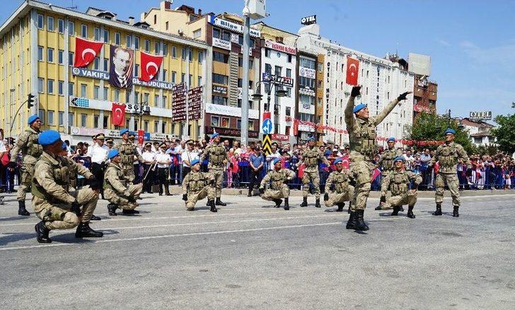 Komandoların Zeybek Oyunu, Zafer Bayramı’na Damga Vurdu G1