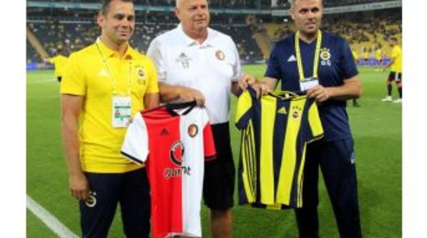 Ma&ccedil; &Ouml;ncesi Forma Hediye Edildi