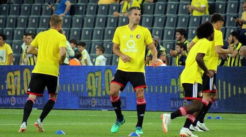 Trib&uuml;nlerden Robin Van Persie&rsquo;ye Destek