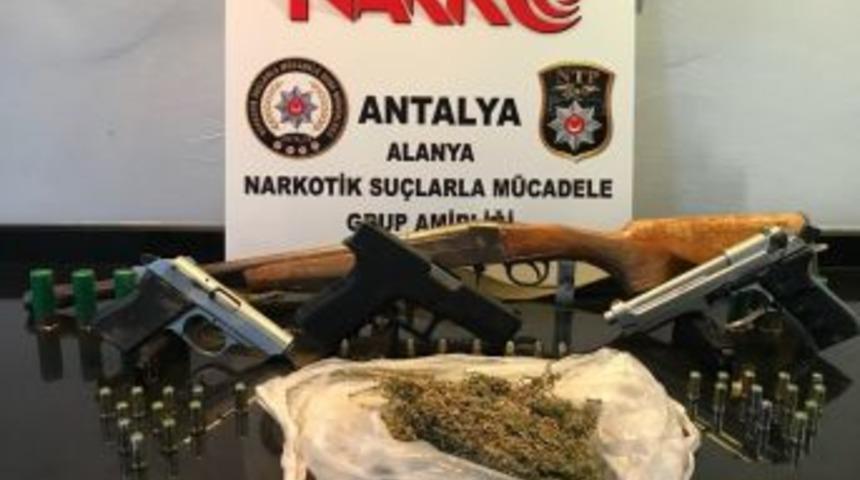Polis Arama Yaptığı İşyerinde Cephanelik Ele Geçirdi