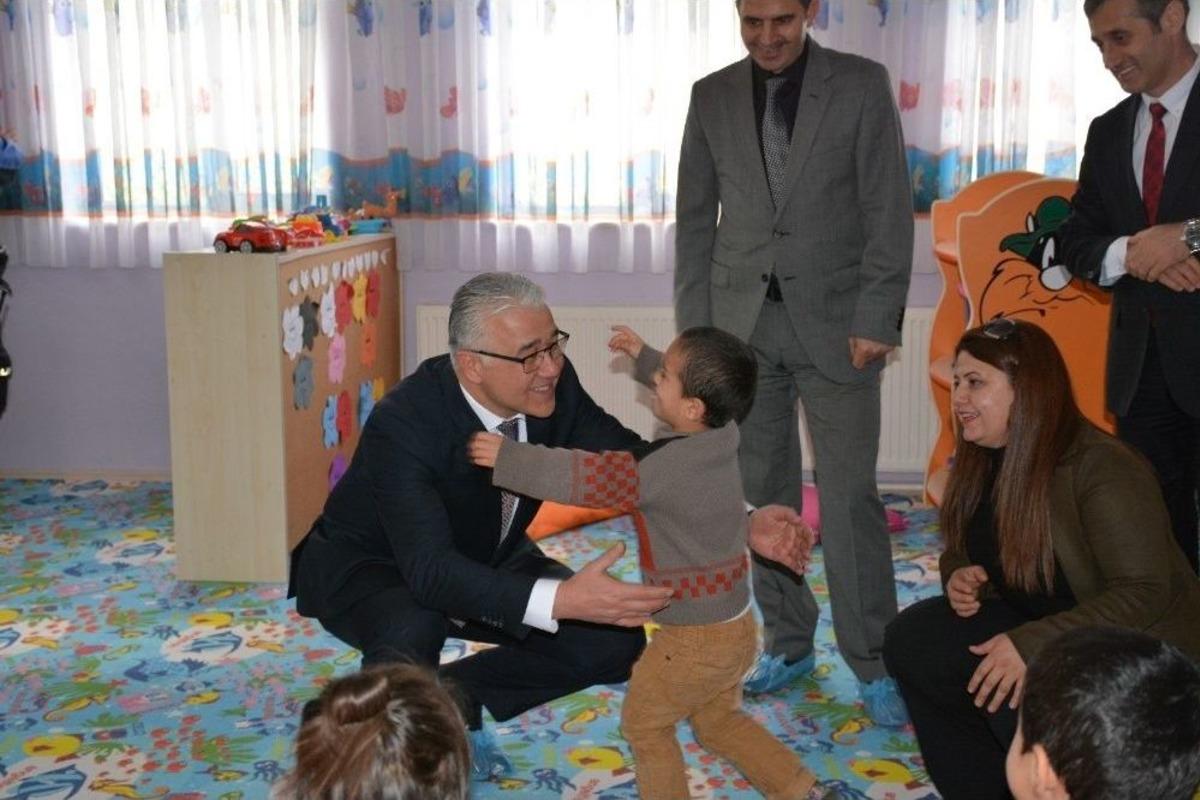 Van Polisinden 16 Bin &Ouml;ğrenciye Destek