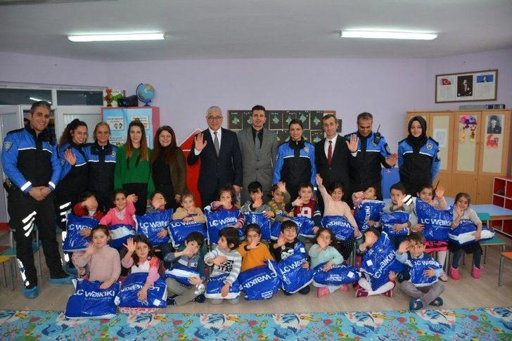 Van Polisinden 16 Bin Öğrenciye Destek G1