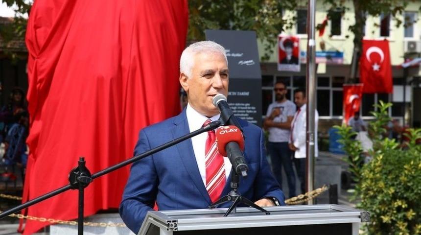 Nil&uuml;fer Belediyesi&rsquo;nden Yaylacık Mahallesi&rsquo;ne Atat&uuml;rk Heykeli