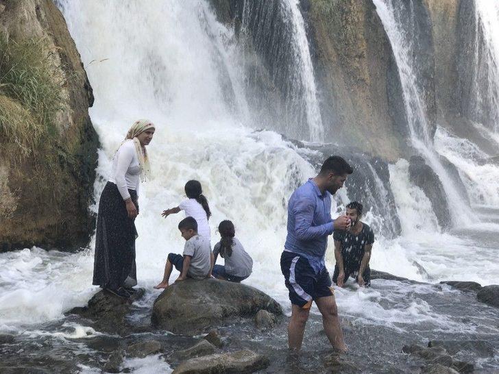Şelalenin Soğuk Sularında Serinlediler G2
