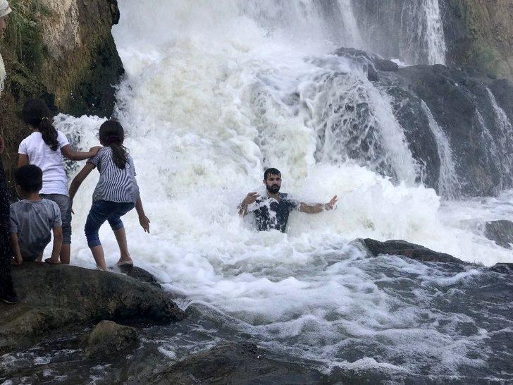 Şelalenin Soğuk Sularında Serinlediler G3