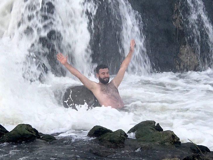 Şelalenin Soğuk Sularında Serinlediler G4