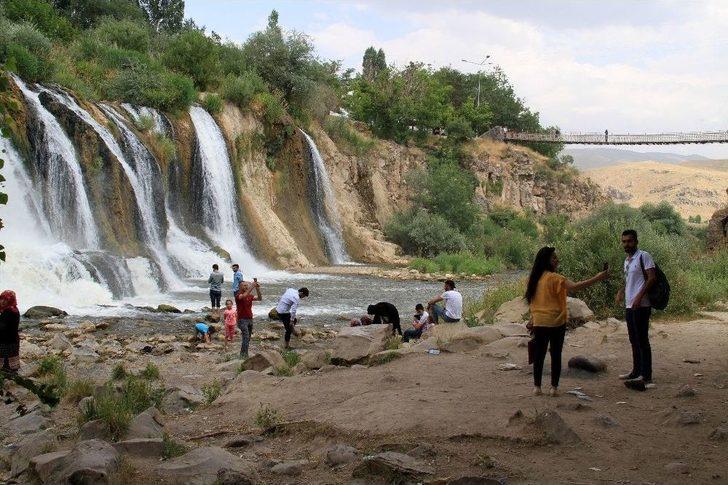 Şelalenin Soğuk Sularında Serinlediler G5