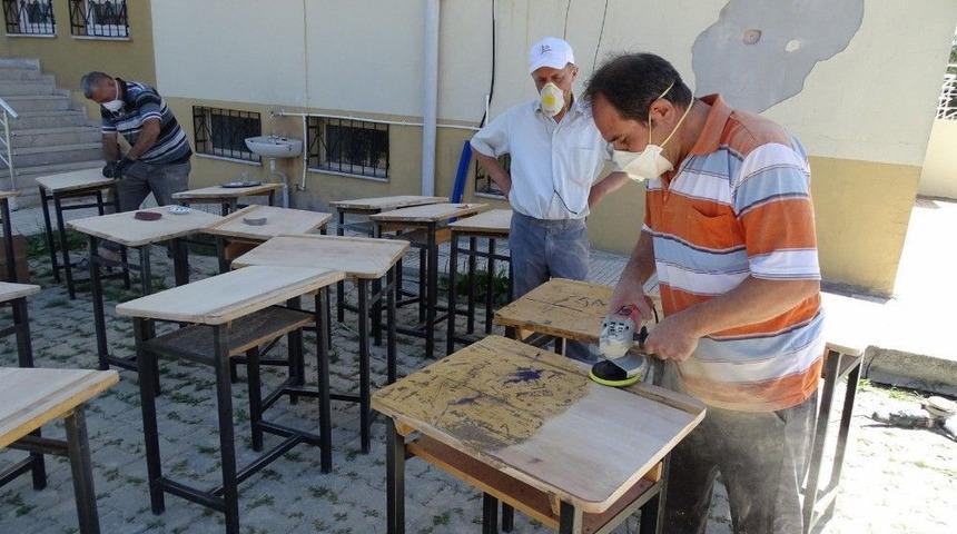 Fedakar Okul İdarecileri Eski Sıraların Bakım Ve Onarımını Yapıyor