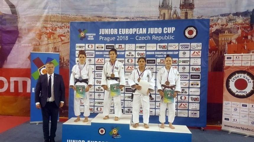 Beder&rsquo;den Altın, Sayman&rsquo;dan G&uuml;m&uuml;ş Madalya