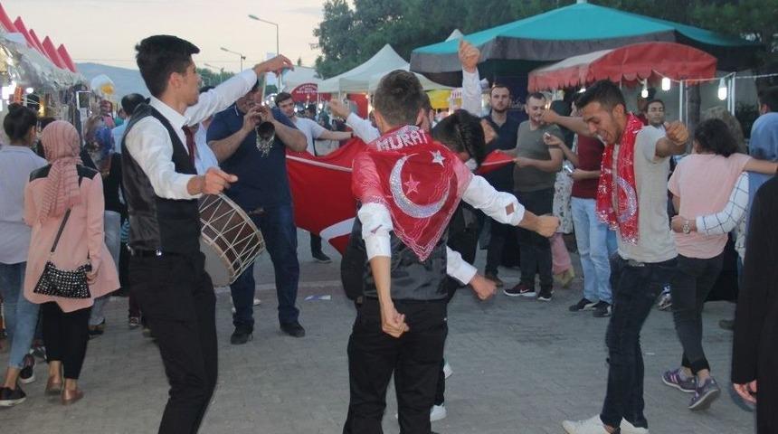 Asker Adayları, Dev T&uuml;rk Bayrağı A&ccedil;ıp Eğlence İ&ccedil;in Para Topladı