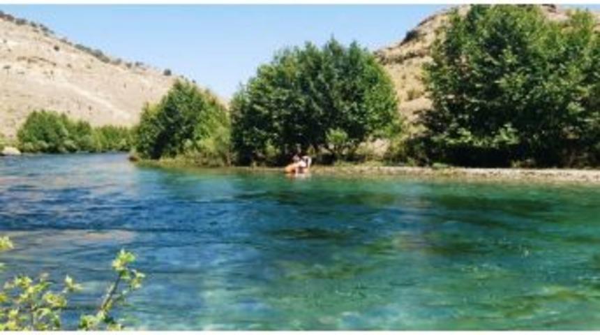 Nehirde Mahsur Kalan Anne Ve Oğlunu İtfaiye Kurtardı