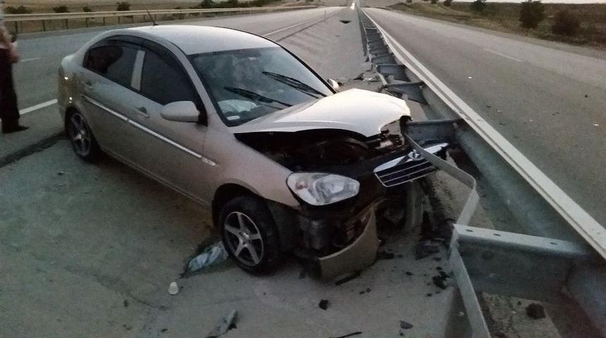 Kontrolden &Ccedil;ıkan Otomobil Bariyerlere &Ccedil;arptı: 1 Yaralı