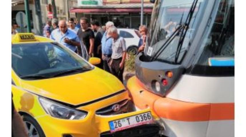 Tramvay İle Taksi &Ccedil;arpıştı; 1 Yaralı