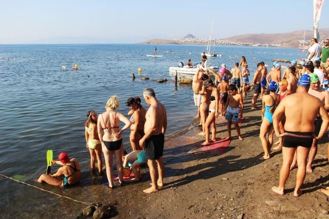 Bodrum&rsquo;a 1 Mil Uzaklıktaki Adaya Y&uuml;zerek Ulaşıp, Dev T&uuml;rk Bayrağı A&ccedil;tılar