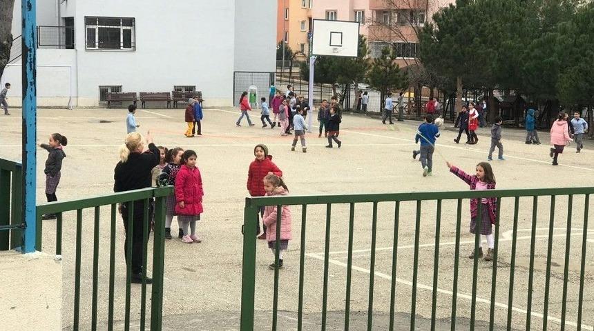 İp Atlatarak Minik Kızları Mutlu Etti