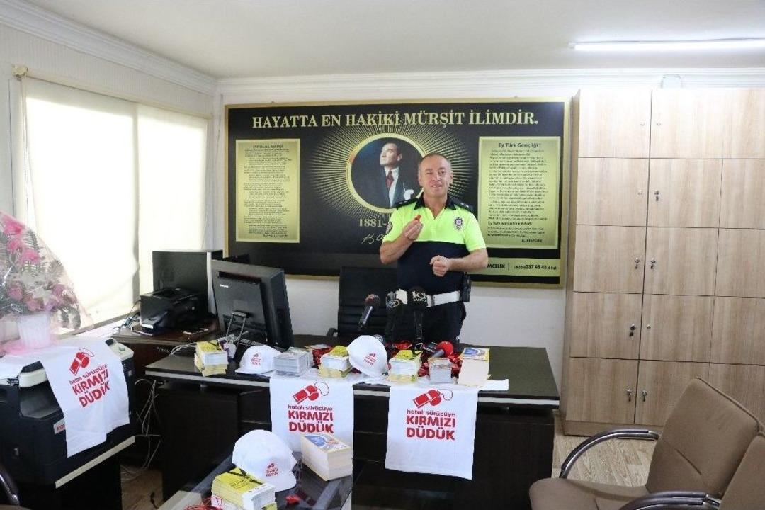 Arabada Kırmızı D&uuml;d&uuml;kl&uuml; &Ccedil;ocuklar D&ouml;nemi Başlıyor