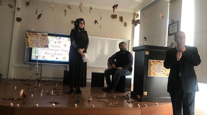 Lise &Ouml;ğrencilerinden Şiir Dinletisi