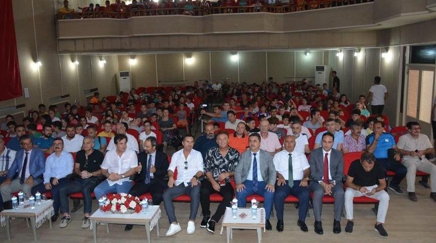 Futbolun Efsaneleri Gen&ccedil;lerle Buluştu