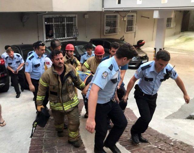 Beşiktaş’ta Dördüncü Kattan Düşen Kişiyi İtfaiye Kurtardı