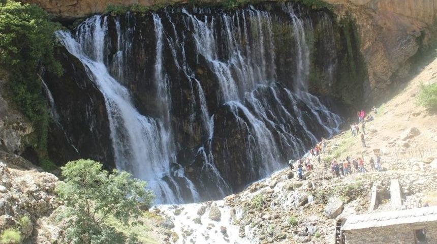 Kapuzbaşı Takım Şelalelerine Ziyaret&ccedil;i Akını