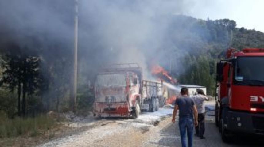 Köşk’te Saman Yüklü İki Kamyon Kül Oldu